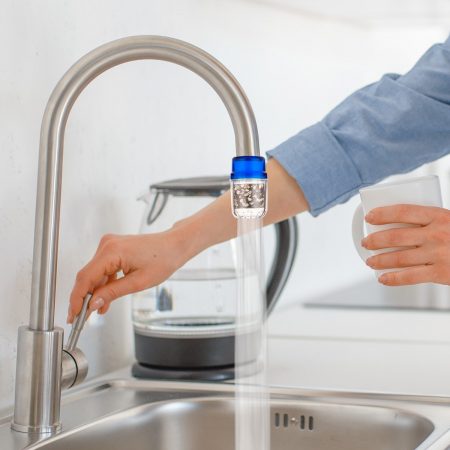 Wasserfilter mit Aktivkohle für den Wasserhahn (entfernt Verunreinigungen im Wasser)