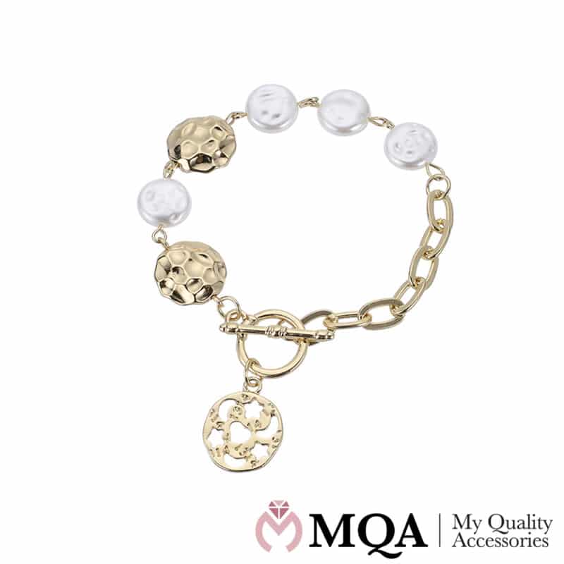 Armband, goldfarben mit Perlen, Plättchen und schönem Anhänger